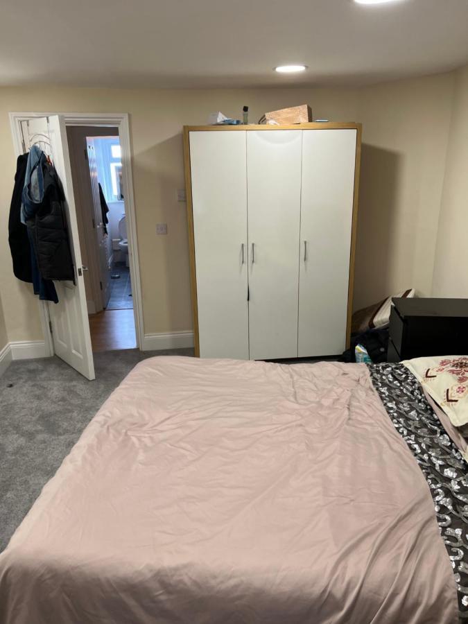 Double Bed Room Theobald Street ボーハムウッド エクステリア 写真